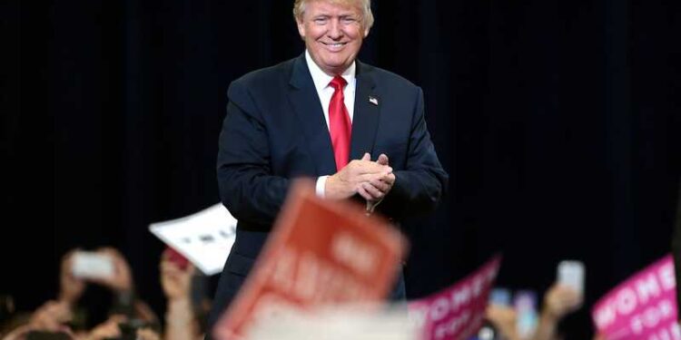Donald Trump - Donald Trump speaking with supporters at a campaign rally at the Phoenix Convention Center in Phoenix, Arizona. Please attribute to Gage Skidmore if used elsewhere., tags: und demokraten - Gage Skidmore via Flickr (CC BY-SA)