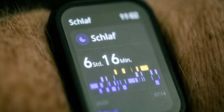 Close-up of a smartwatch displaying sleep tracking data in German., tags: schlaftracker ein auf - pexel